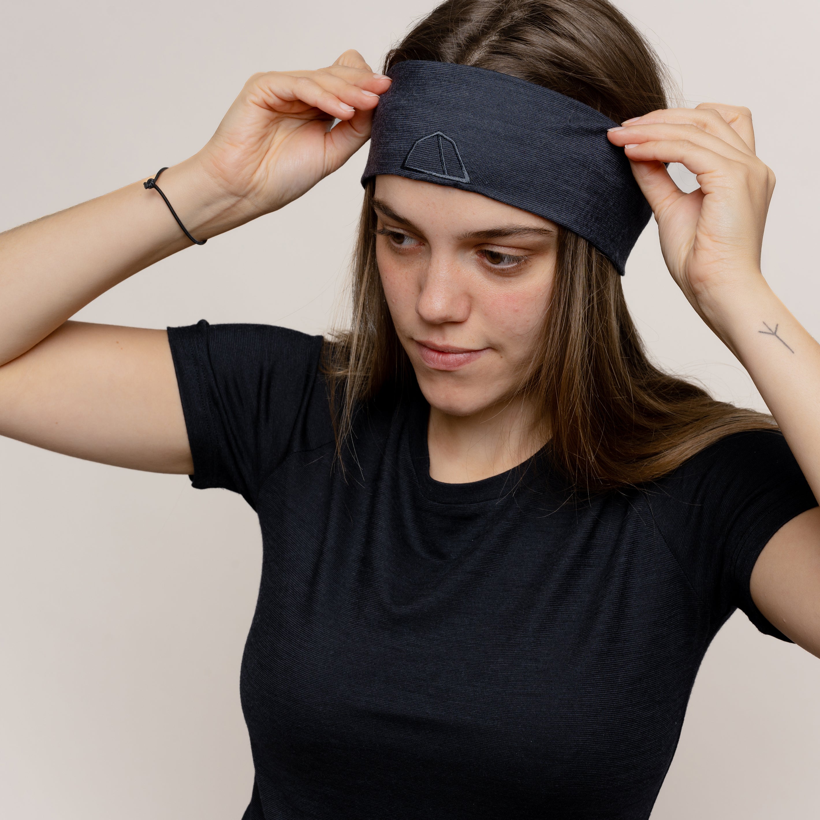 Weibliches Model mit Merino Stirnband von Tom Fyfe in Anthrazit