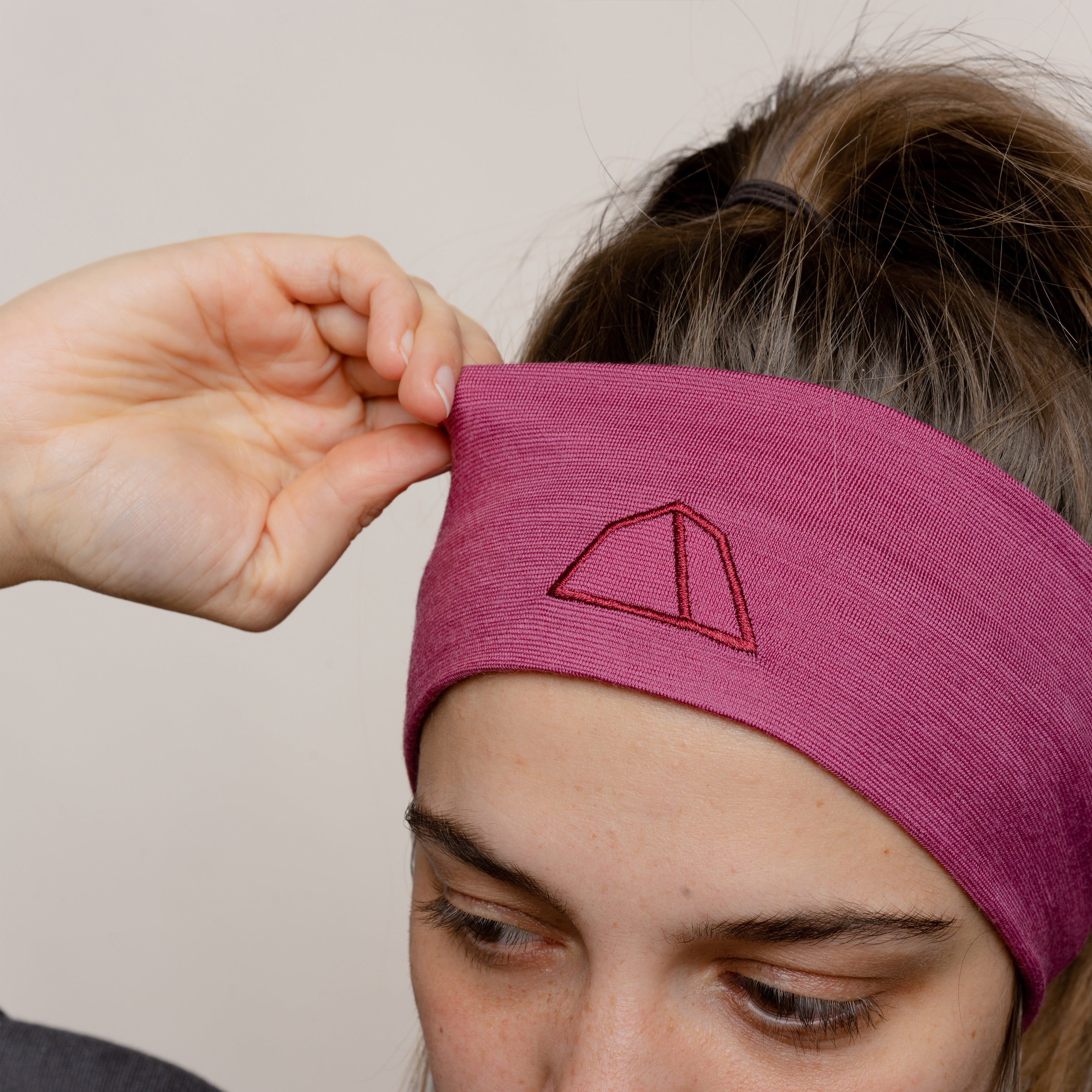 Weibliches Model mit Merino Stirnband dehnbar von Tom Fyfe in Brombeere