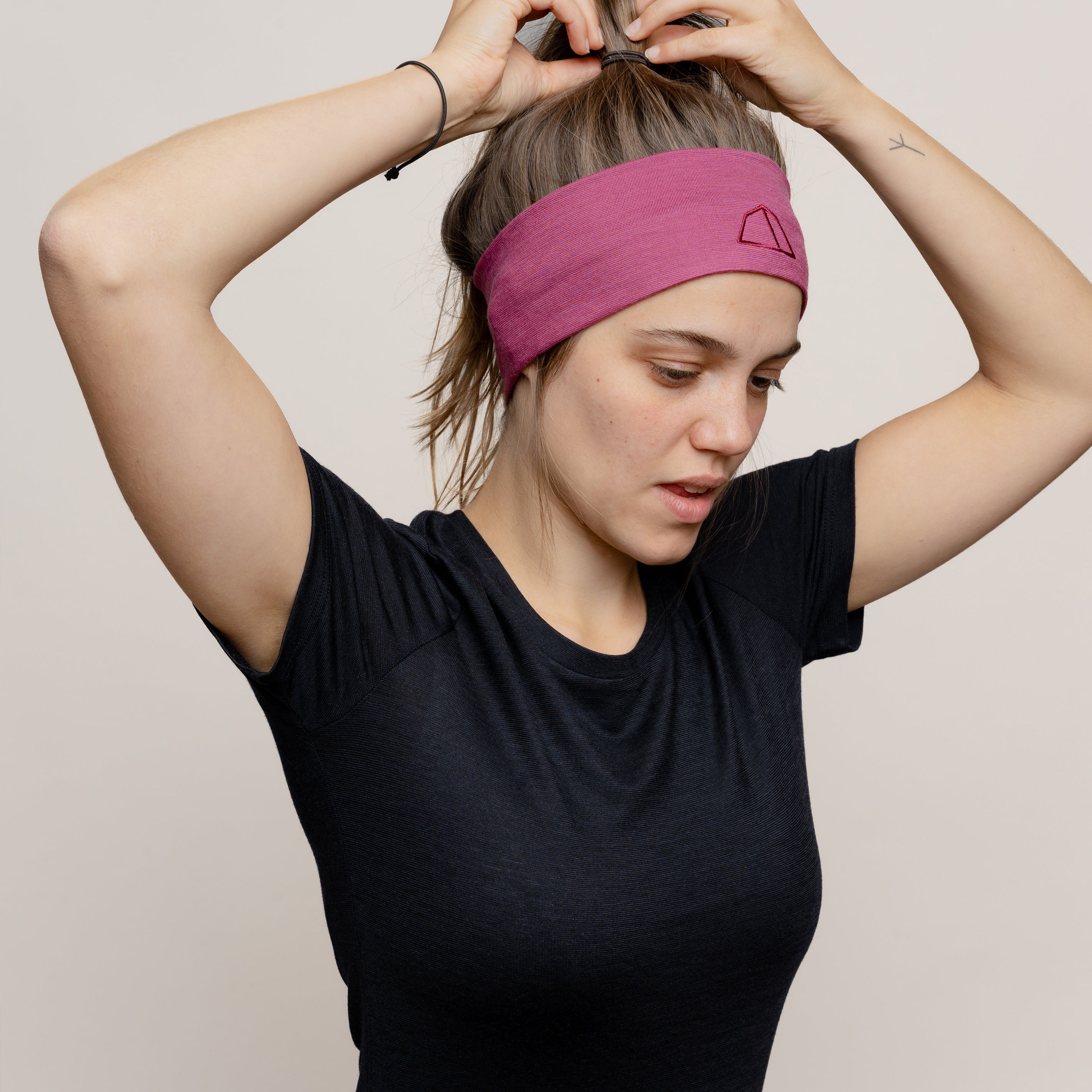 Weibliches Model mit Merino Stirnband von Tom Fyfe in Brombeere