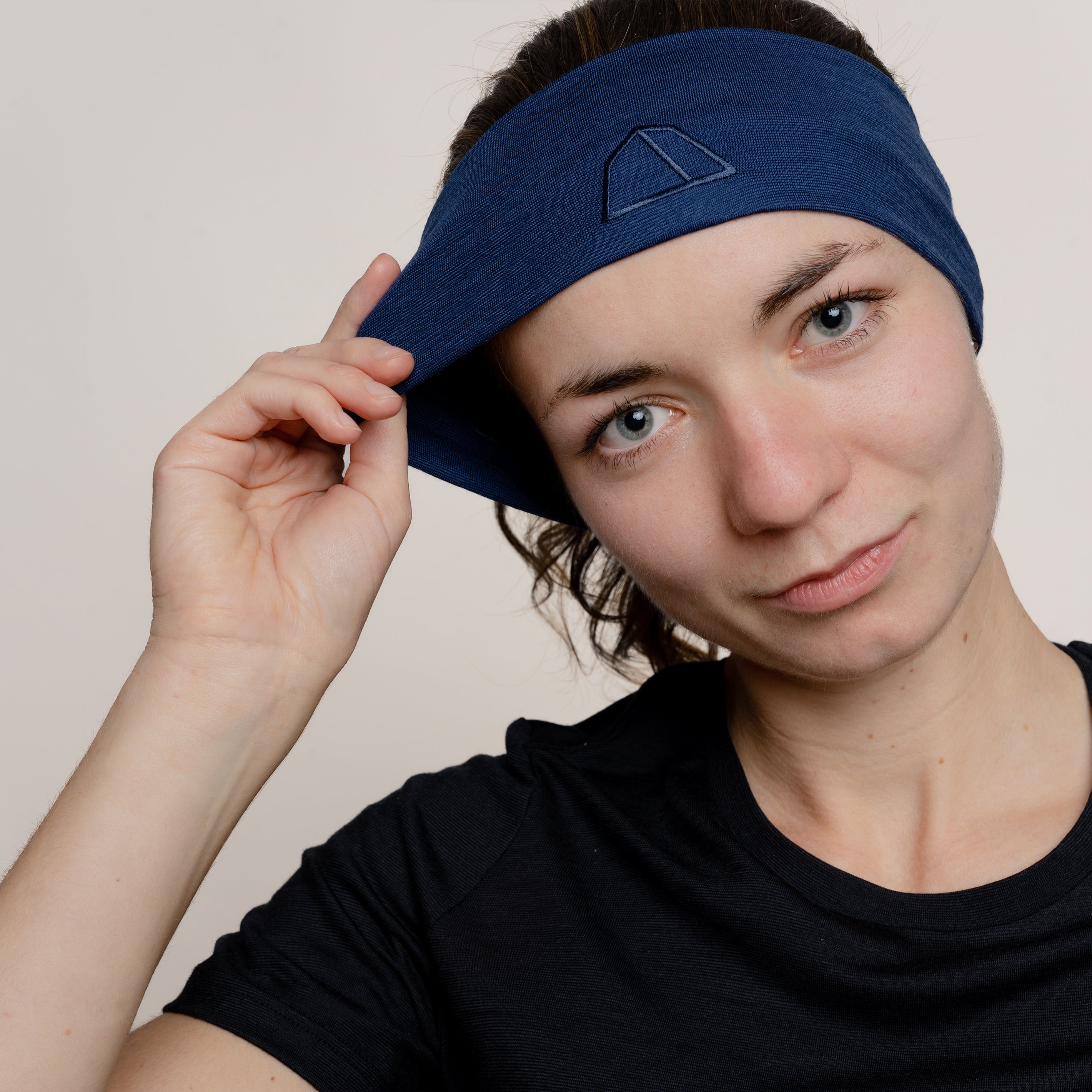 Weibliches Model mt Merino Stirnband dehnbar von Tom Fyfe in Marineblau