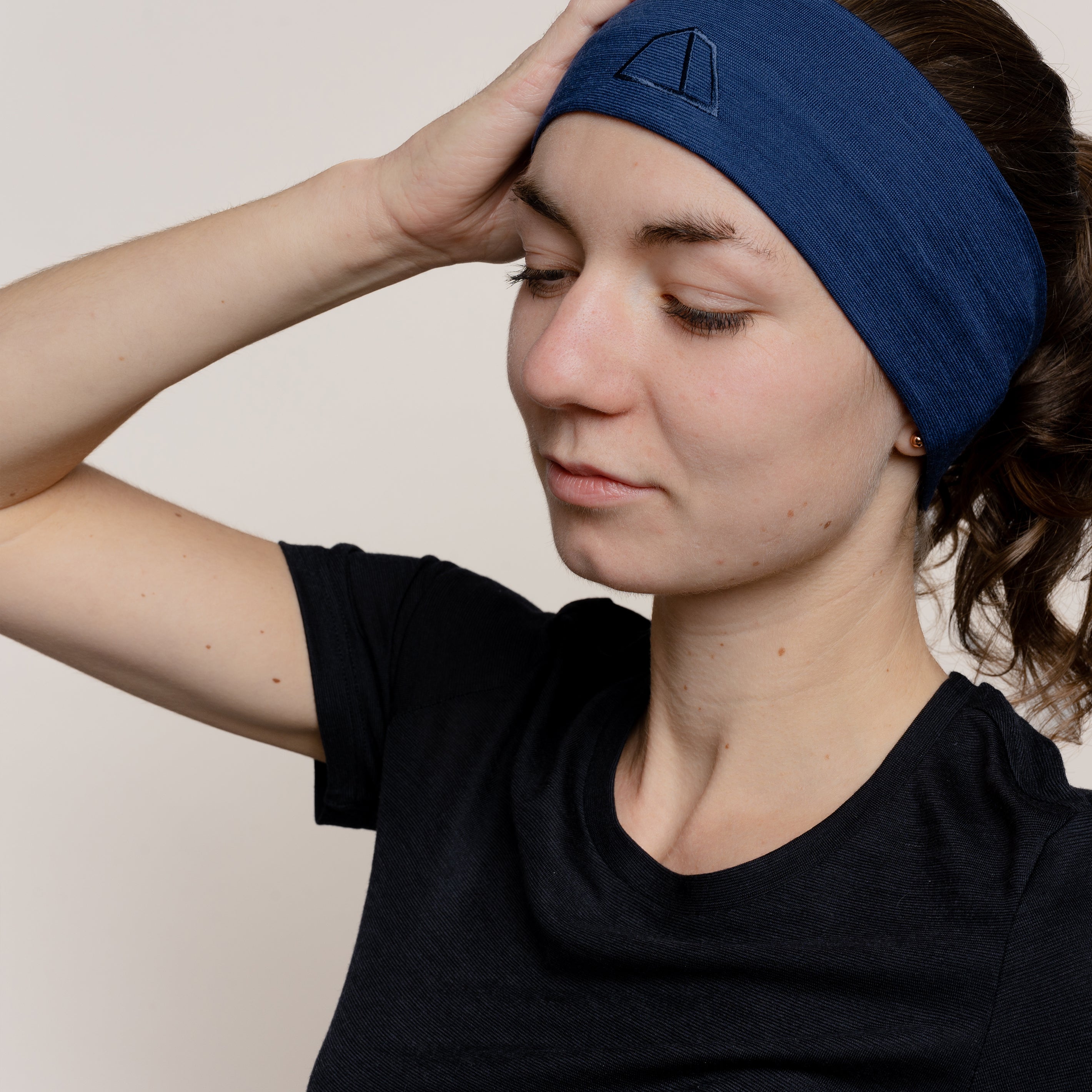 Weibliches Model mt Merino Stirnband von Tom Fyfe in Marineblau