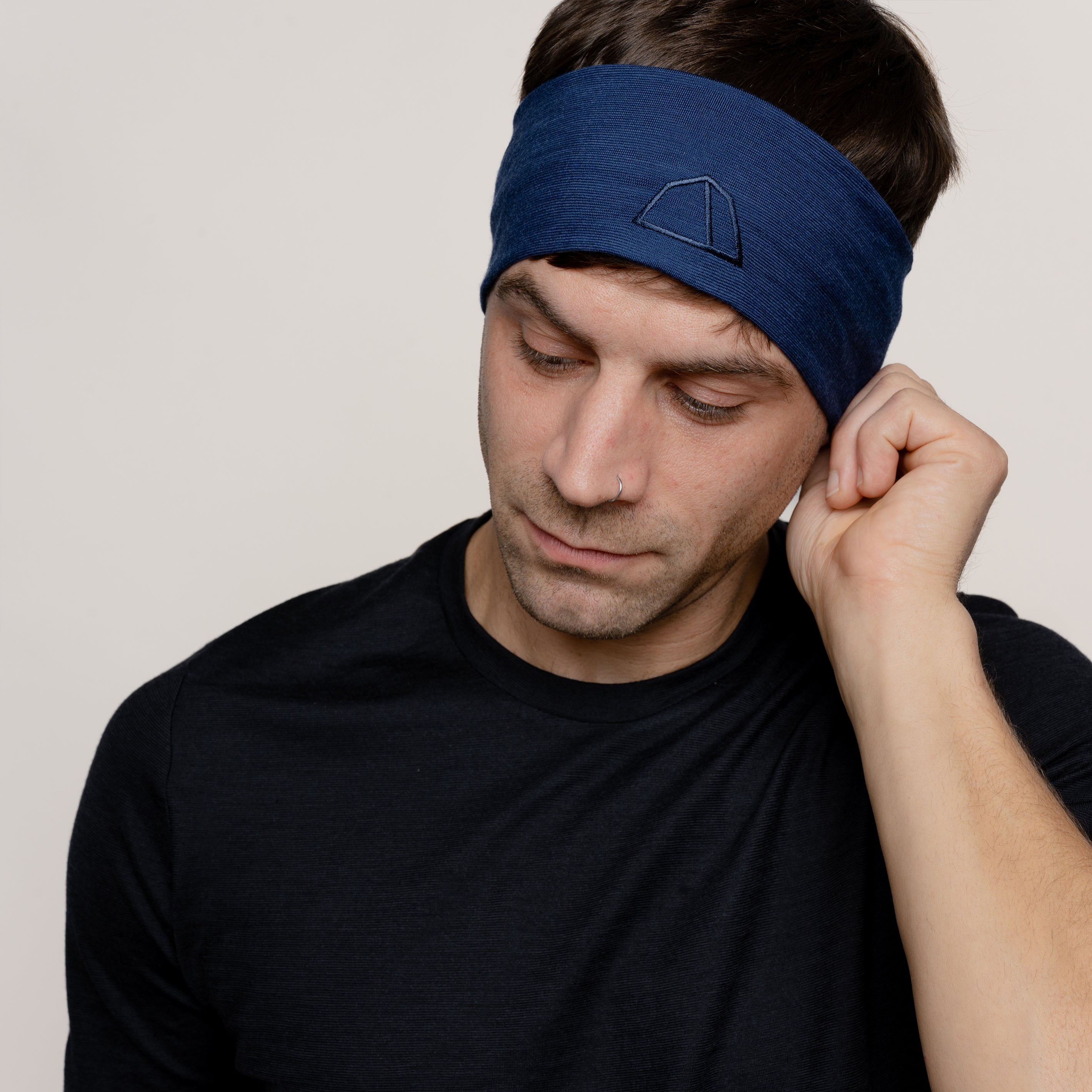 Männliches Model mt Merino Stirnband von Tom Fyfe in Marineblau