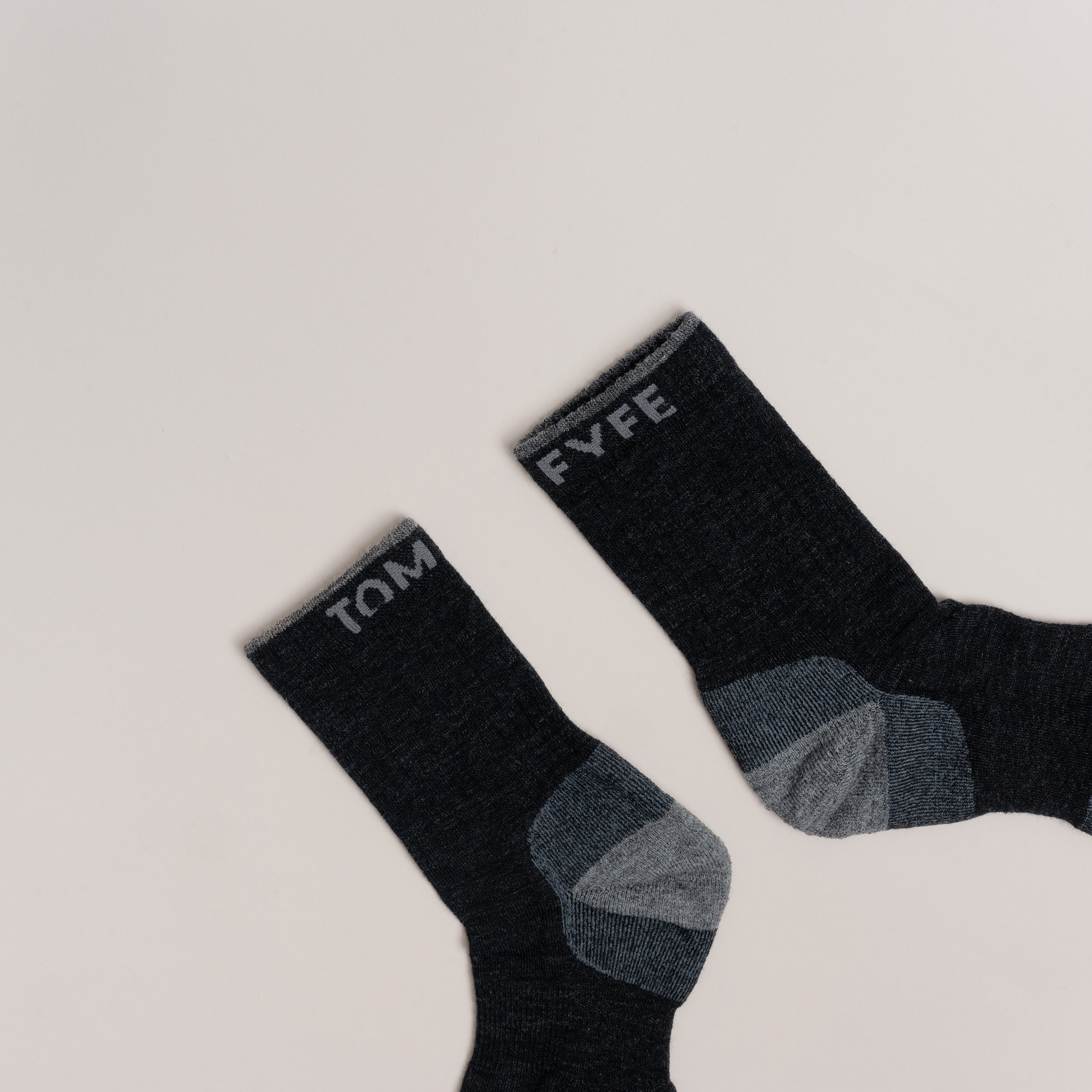 Merino Wandersocken mit Logo von Tom Fyfe in Anthrazit