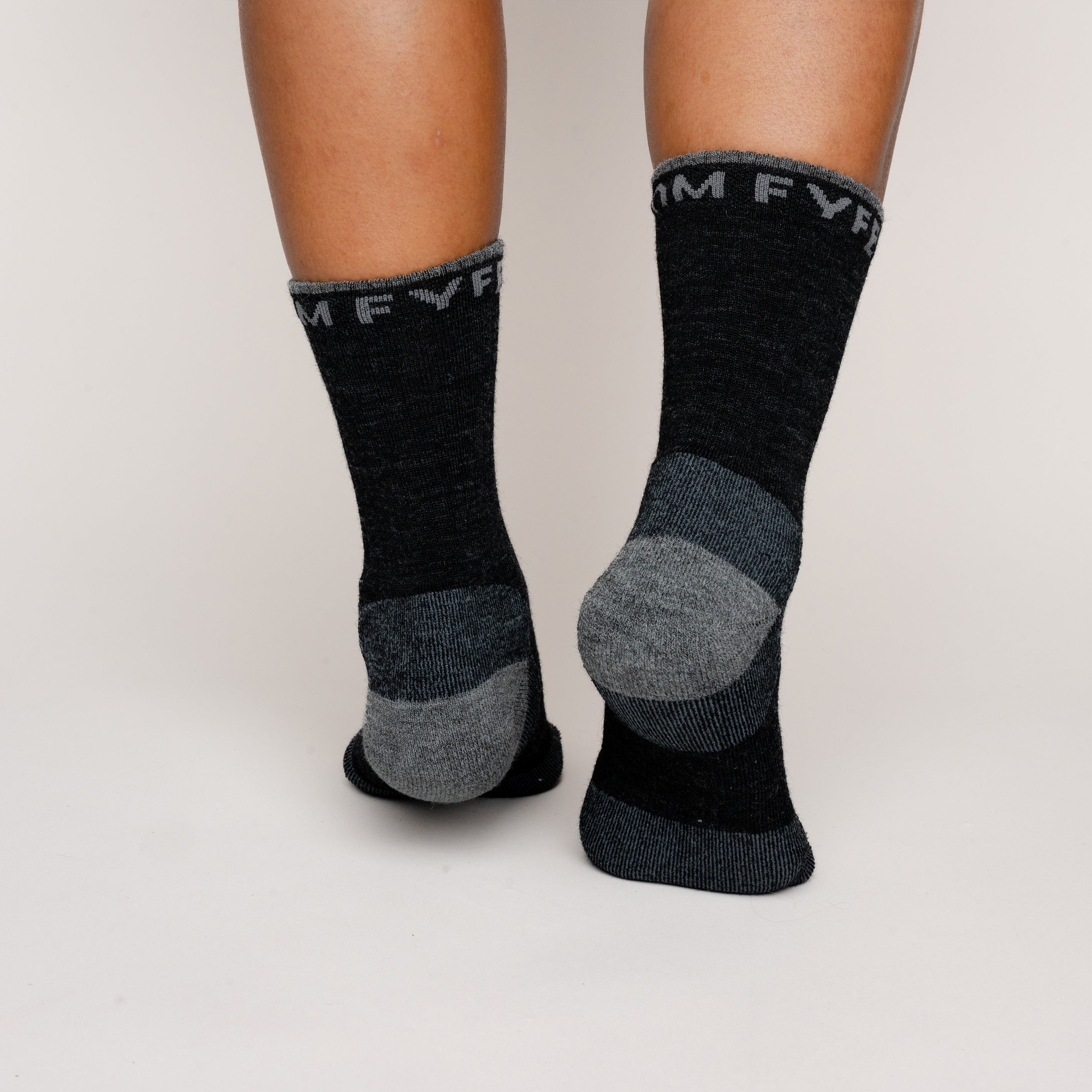 Model mit Merino Wandersocken Hinteransicht von Tom Fyfe in Anthrazit