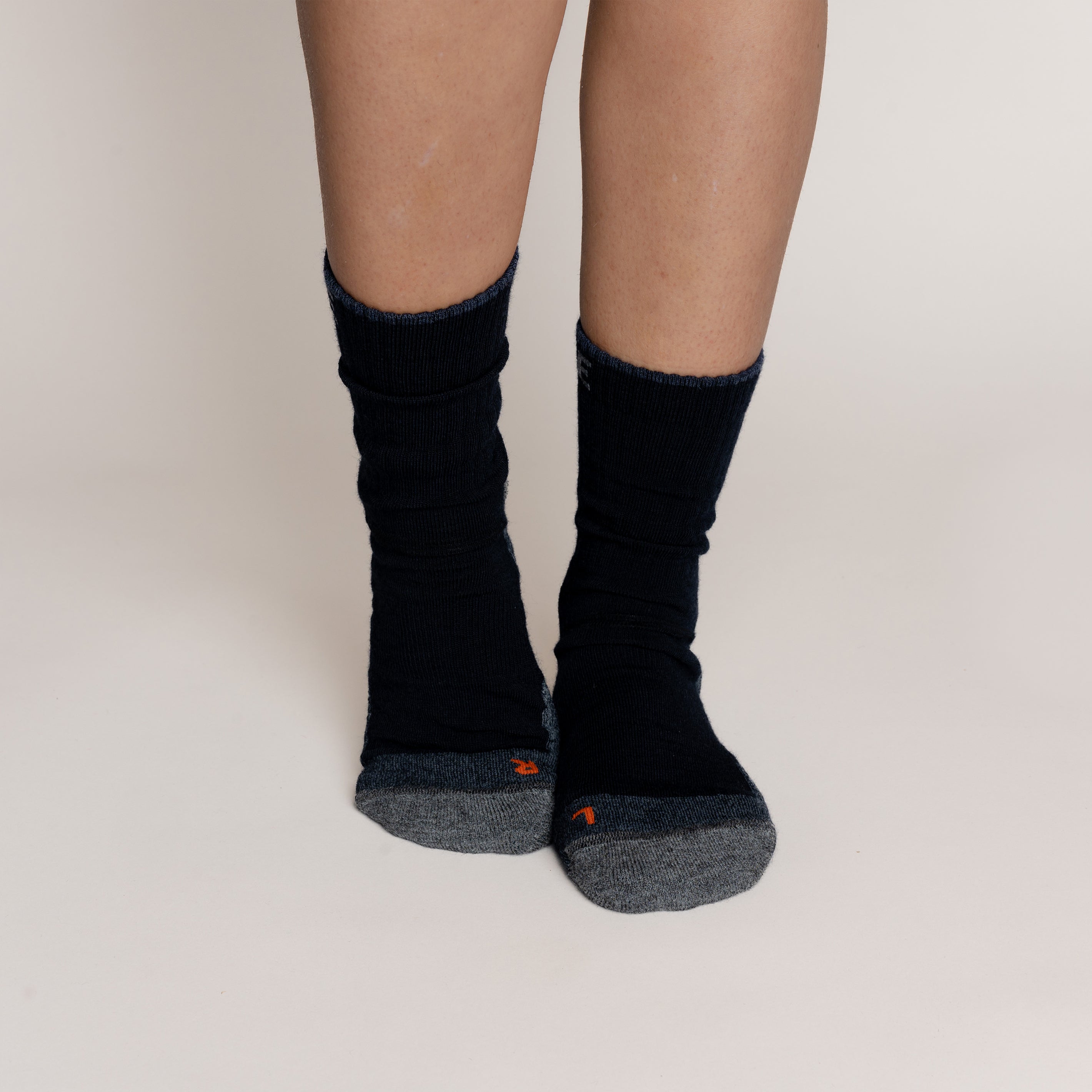 Model mit Merino Wandersocken Frontansicht von Tom Fyfe in Marineblau