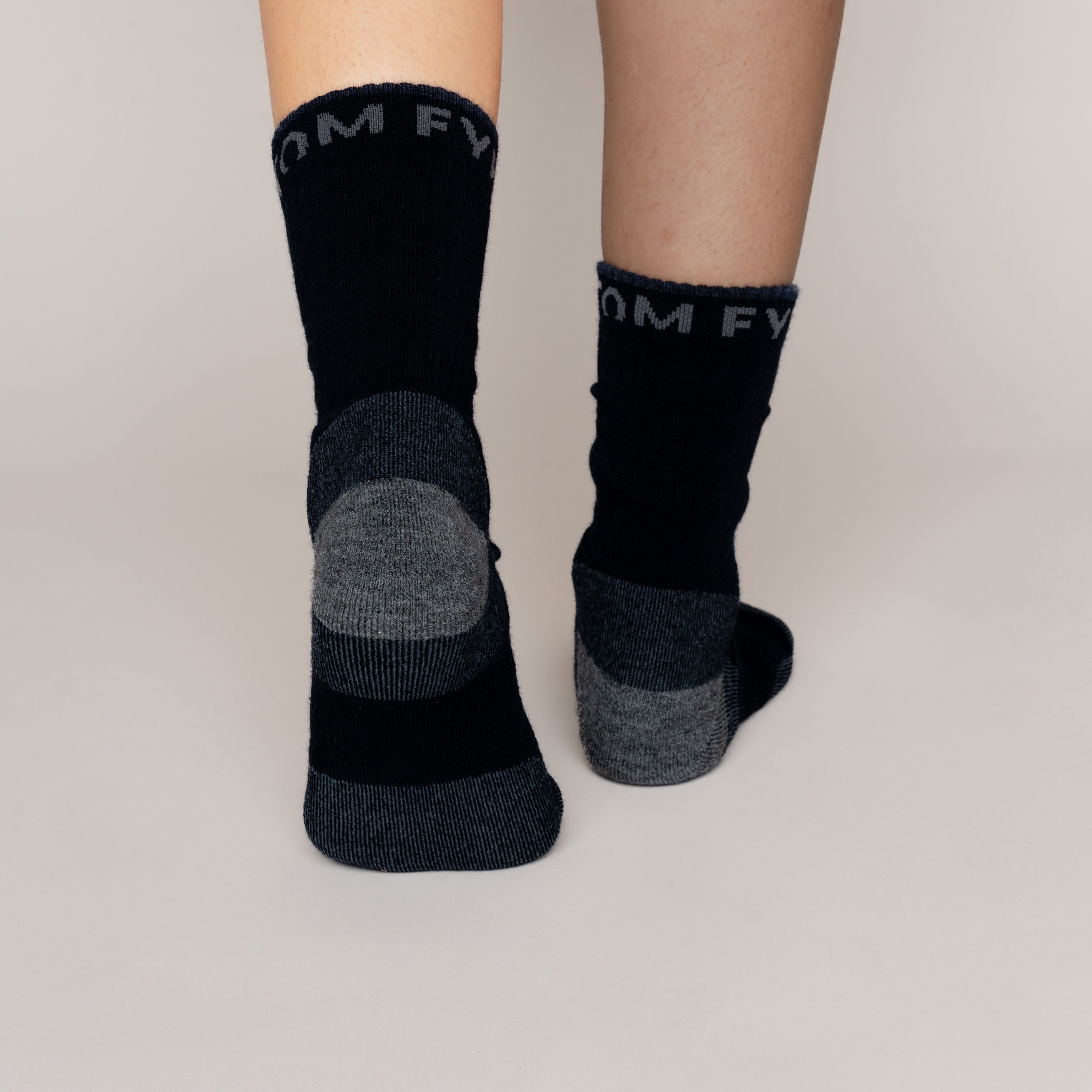 Model mit Merino Wandersocken Hinteransicht von Tom Fyfe in Marineblau