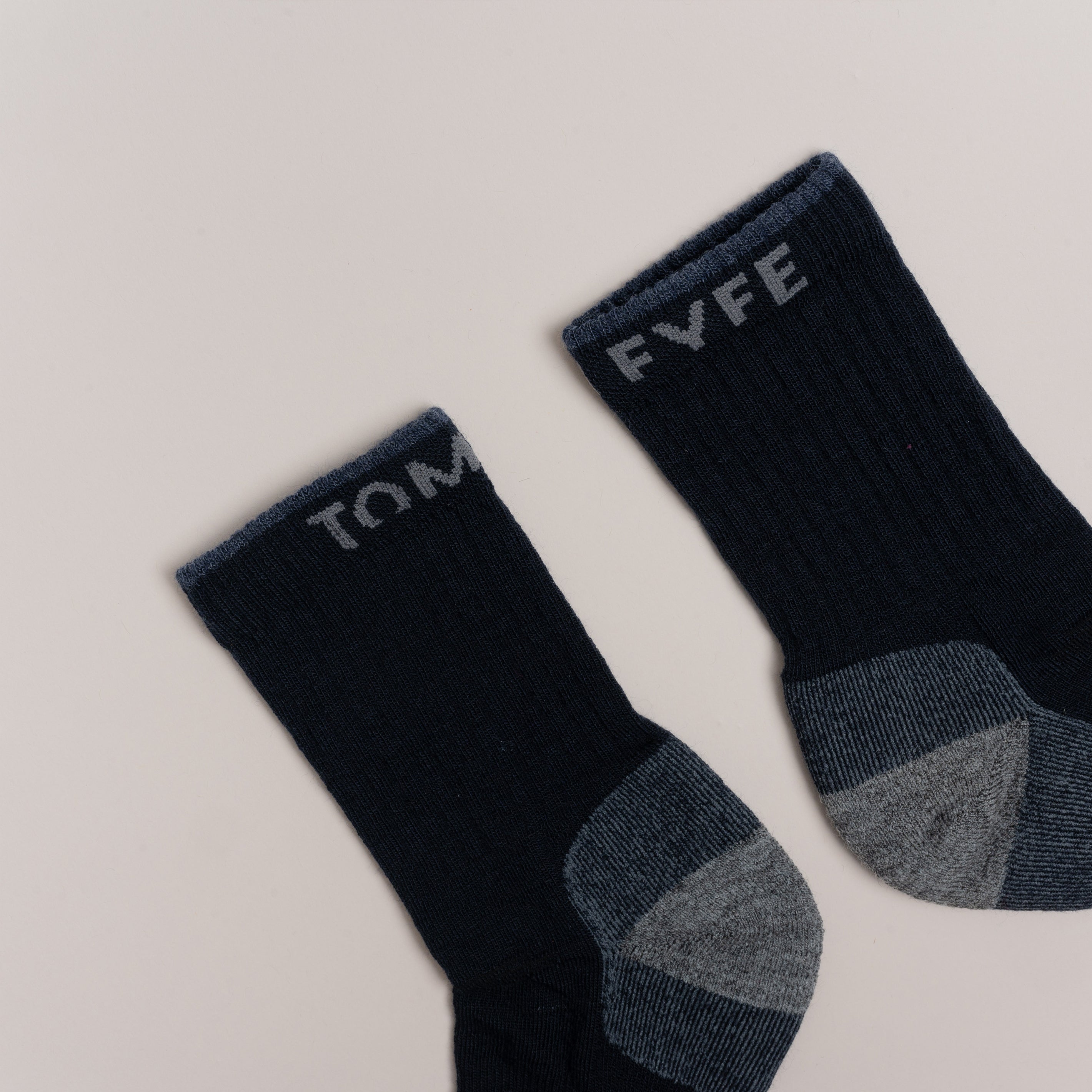 Merino Wandersocken mit Logo von Tom Fyfe in Marineblau