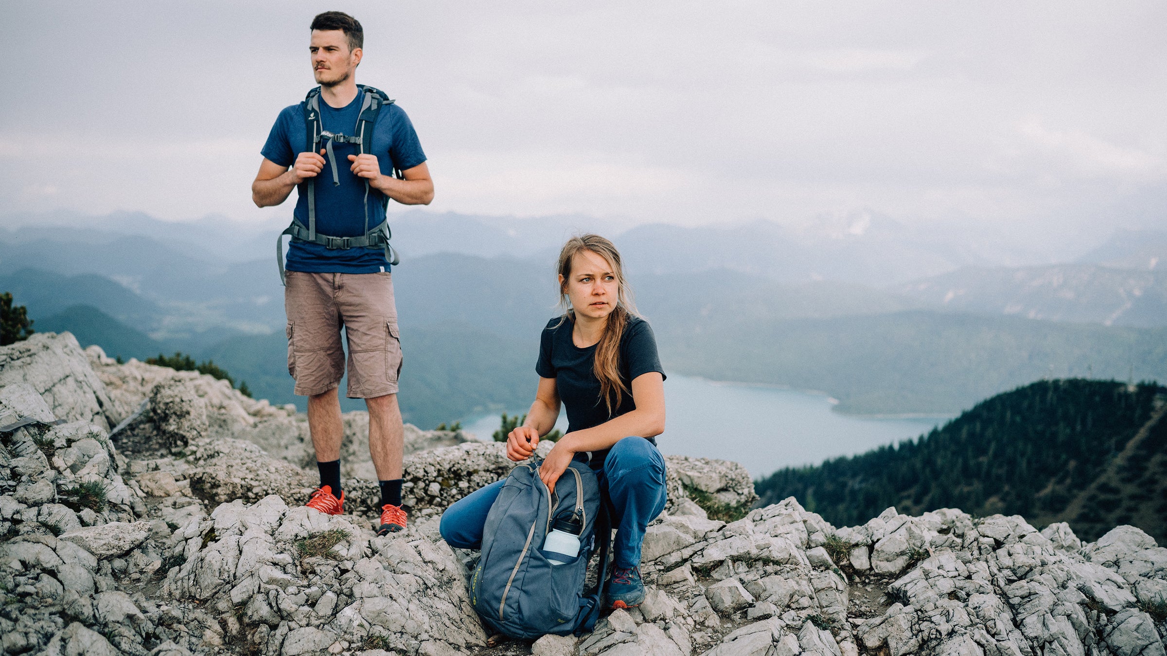 Mann und Frau tragen Merino T-Shirts von Tom Fyfe im Gebirge