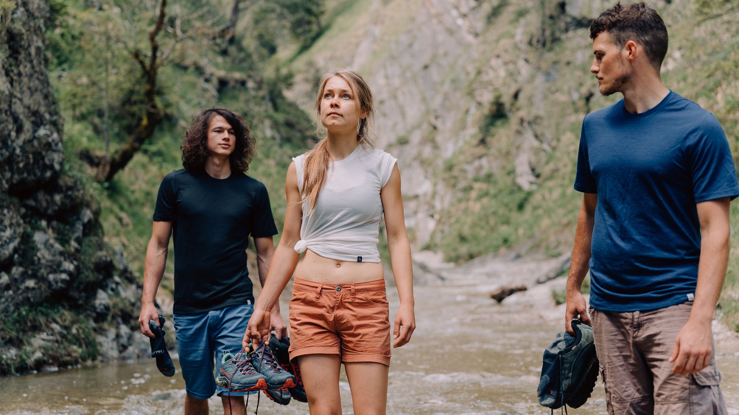 Wandern im Fluss im Gebirge mit Merino T-Shirts von Tom Fyfe