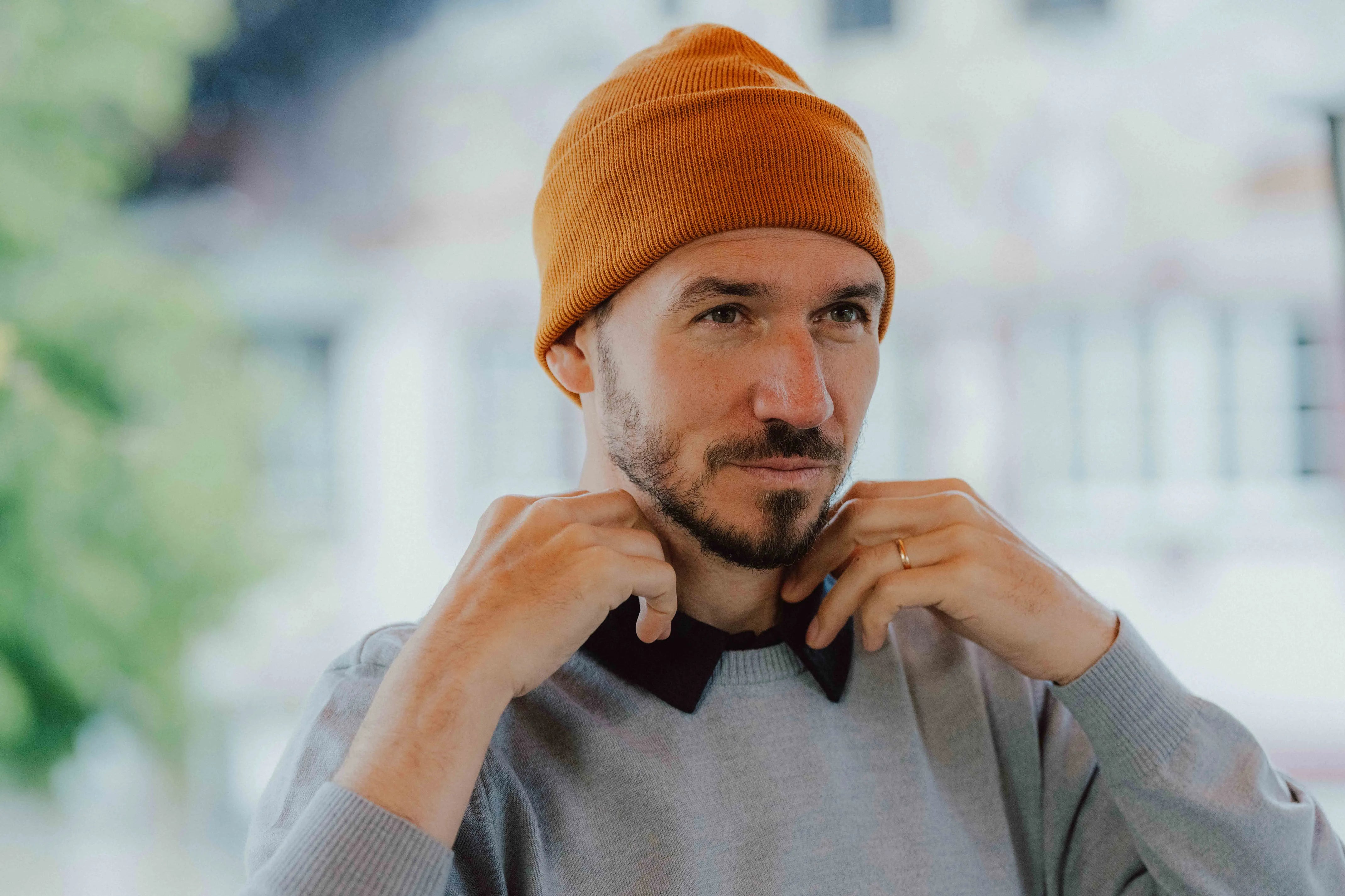 Felix Neureuther mit TOM FYFE Merino Mütze, hellgrauem Pullover und Polo Herren.