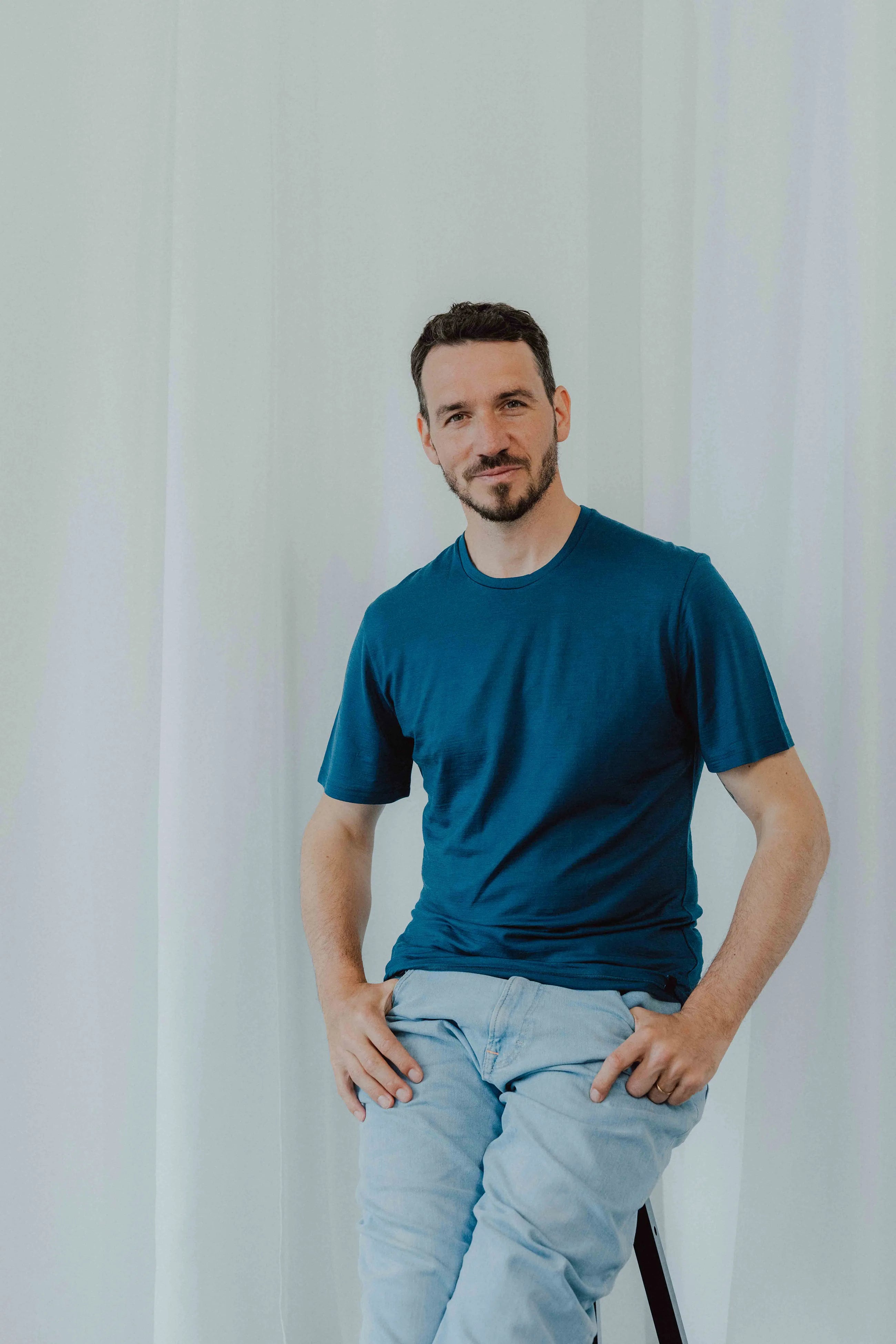 Felix Neureuther im petrolfarbenen TOM FYFE Merino T-Shirt Herren.
