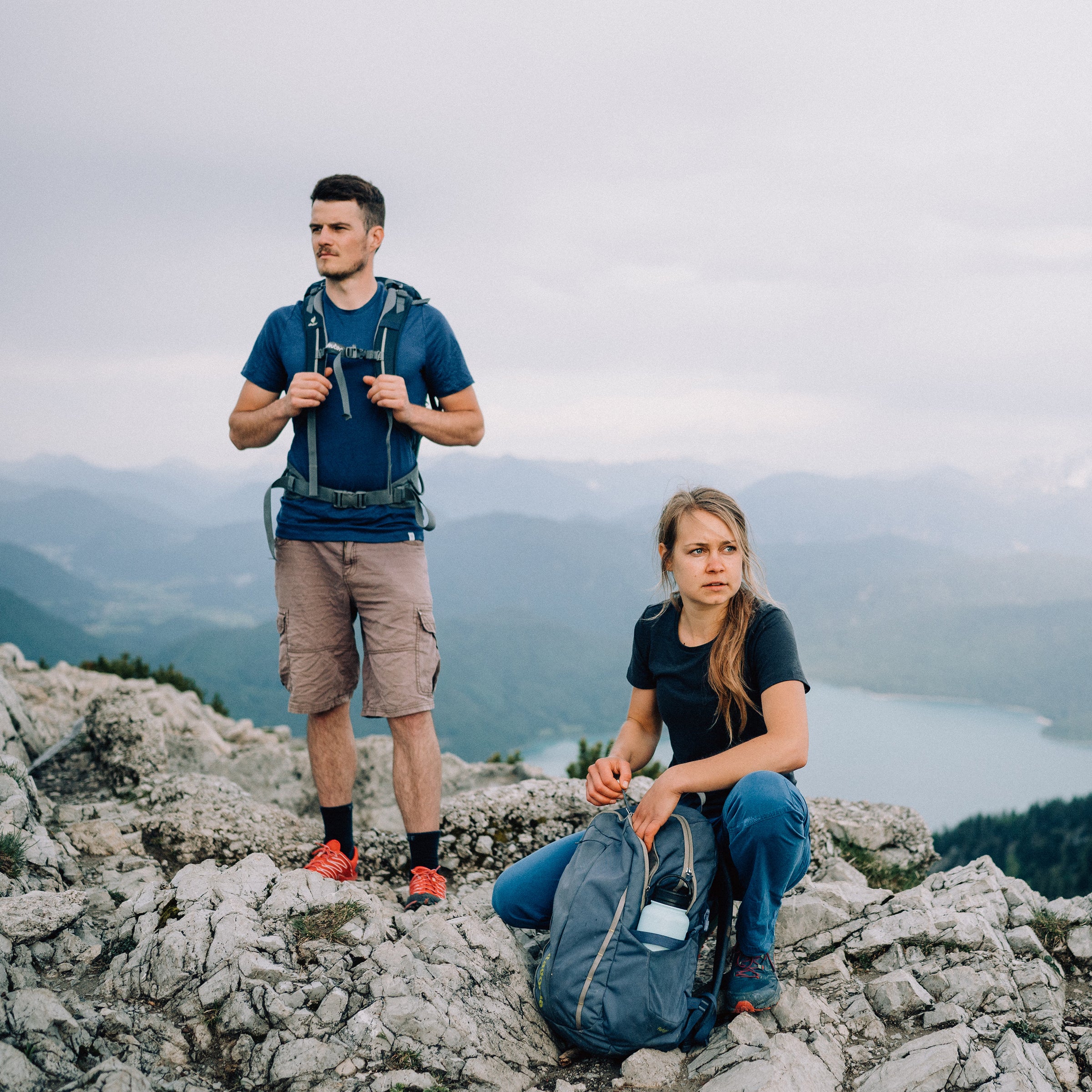 Mann und Frau tragen Merino T-Shirts von Tom Fyfe im Gebirge
