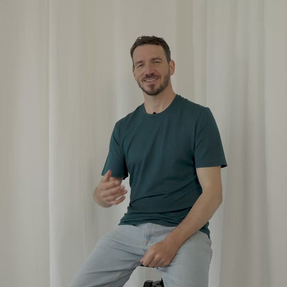 Video mit Felix Neureuther zur Produktvorstellung des TOM FYFE Merino T-Shirt Slim Fit für Damen in Anthrazit. Gezeigt werden Material, Vorteile, Funktionen und Einsatzbereiche im Alltag und Outdoor. 