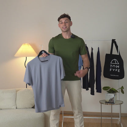 Video zur Produktvorstellung des TOM FYFE Merino Slim Fit Shirts für Damen in Wollweiss-200. Gezeigt werden Material, Vorteile, Funktionen und Einsatzbereiche im Alltag und Outdoor. 