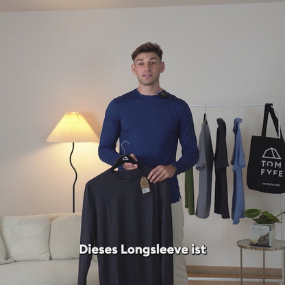 Video zur Produktvorstellung des TOM FYFE Merino Longsleeves für Herren in Marine. Gezeigt werden Material, Vorteile, Funktionen und Einsatzbereiche im Alltag und Outdoor. 