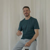 Video mit Felix Neureuther zur Produktvorstellung des TOM FYFE Merino T-Shirt Slim Fit für Herren in Burgundy. Gezeigt werden Material, Vorteile, Funktionen und Einsatzbereiche im Alltag und Outdoor. #farbe_burgundy