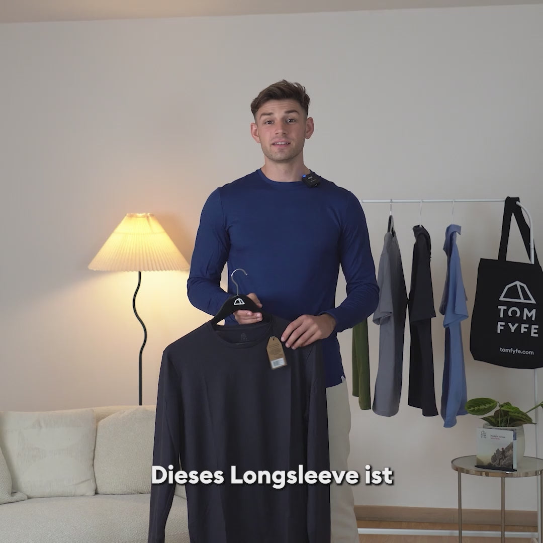 Video zur Produktvorstellung des TOM FYFE Merino Longsleeves für Damen in Anthrazit. Gezeigt werden Material, Vorteile, Funktionen und Einsatzbereiche im Alltag und Outdoor. 