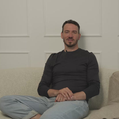 Video mit Felix Neureuther zur Produktvorstellung des TOM FYFE Merino Longsleeve für Herren in Kurkuma. Gezeigt werden Material, Vorteile, Funktionen und Einsatzbereiche im Alltag und Outdoor. 