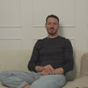 Video mit Felix Neureuther zur Produktvorstellung des TOM FYFE Merino Longsleeve für Herren in Waldgrün. Gezeigt werden Material, Vorteile, Funktionen und Einsatzbereiche im Alltag und Outdoor. #farbe_waldgruen