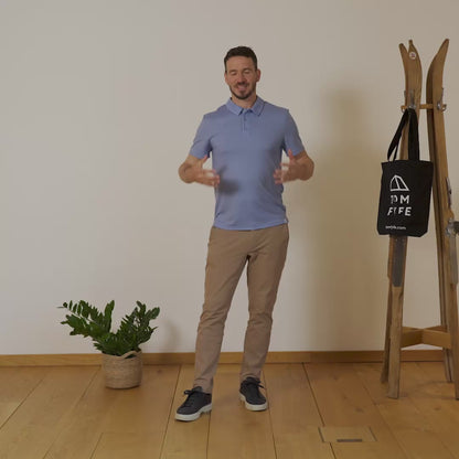 Video mit Felix Neureuther zur Produktvorstellung des TOM FYFE Merino Polo Shirts für Damen in Schwarz. Gezeigt werden Material, Vorteile, Funktionen und Einsatzbereiche im Alltag und Outdoor. 