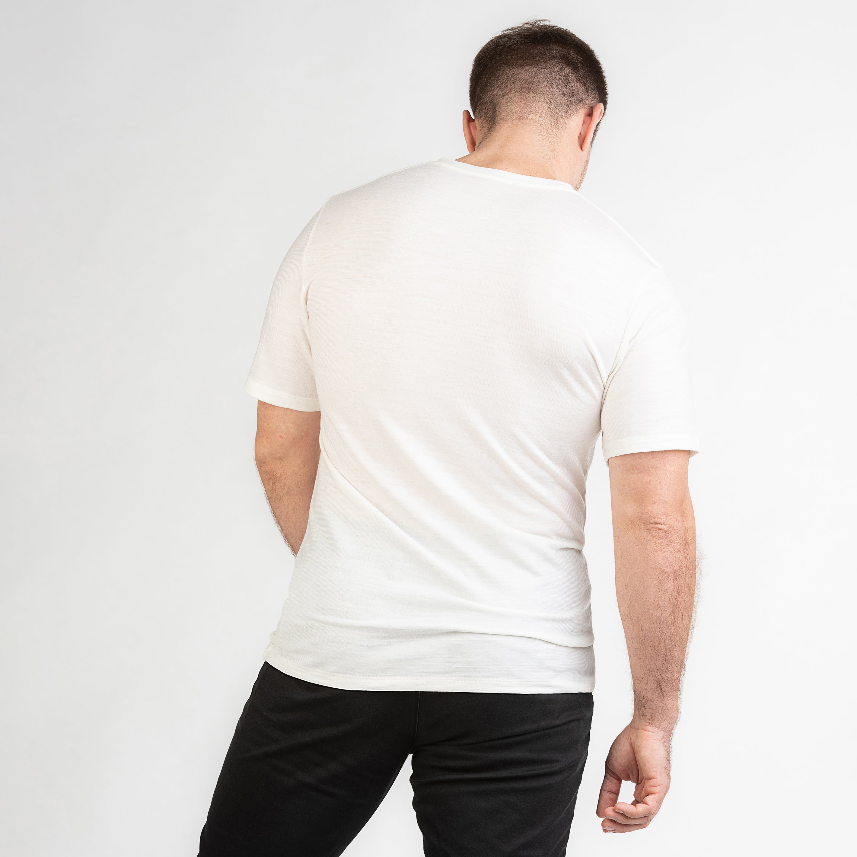 Merino Herren Shirt mit V-Ausschnitt Hinteransicht von Tom Fyfe in Wollweiss 200 