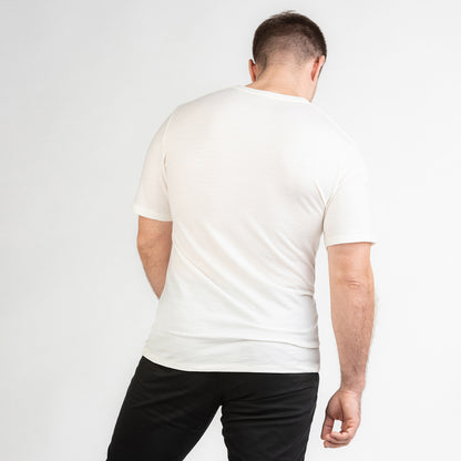 Merino Herren Shirt mit V-Ausschnitt Hinteransicht von Tom Fyfe in Wollweiss 200 