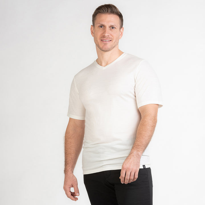 Merino Herren Shirt mit V-Ausschnitt Frontansicht von Tom Fyfe in Wollweiss 200 #farbe_wollweiss-200