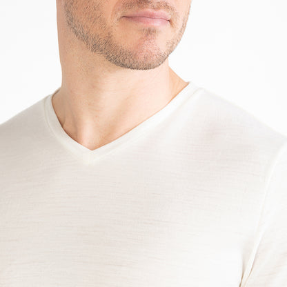 Merino Herren Shirt mit V-Ausschnitt Frontansicht Nahaufnahme von Tom Fyfe in Wollweiss 200 