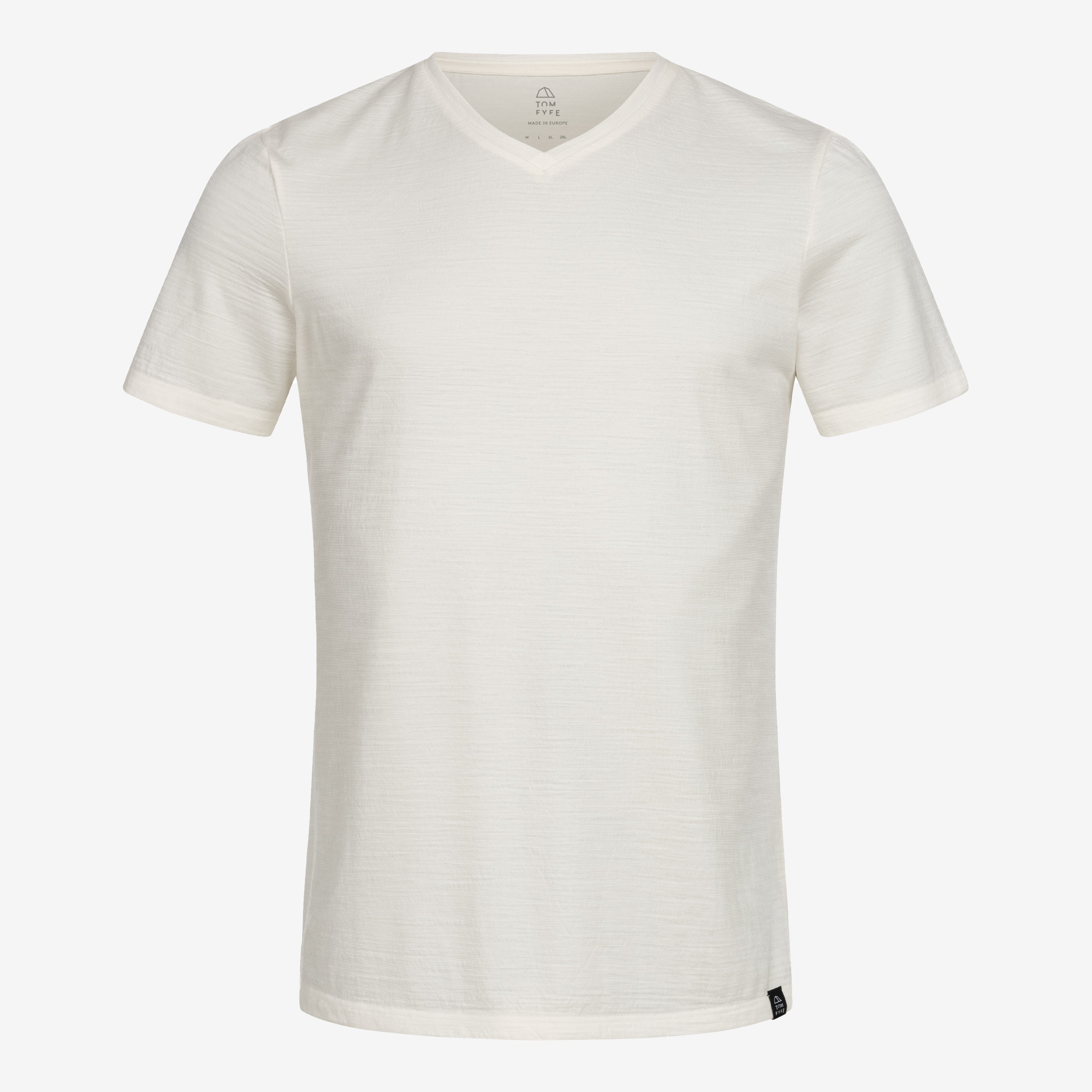 Merino Herren Shirt mit V-Ausschnitt Frontansicht von Tom Fyfe in Wollweiss 200 