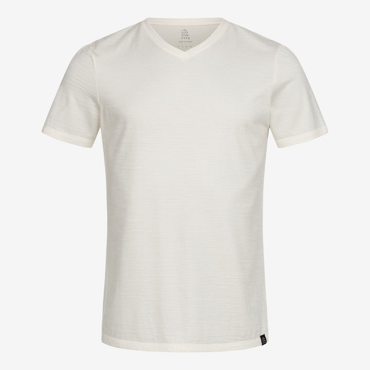 Merino Herren Shirt mit V-Ausschnitt Frontansicht von Tom Fyfe in Wollweiss 200 #farbe_wollweiss-200