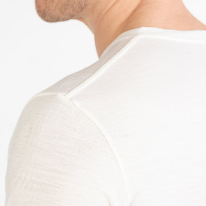 Merino Herren Shirt mit V-Ausschnitt Nahaufnahme Hinteransicht von Tom Fyfe in Wollweiss 200 