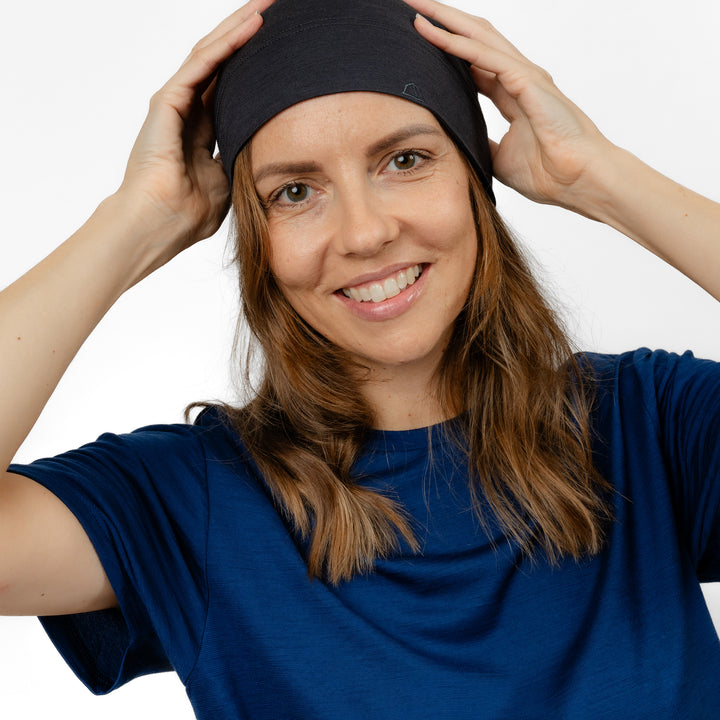 Weibliches Model mit Merino Beanie Muetze von Tom Fyfe in Anthrazit #farbe_anthrazit