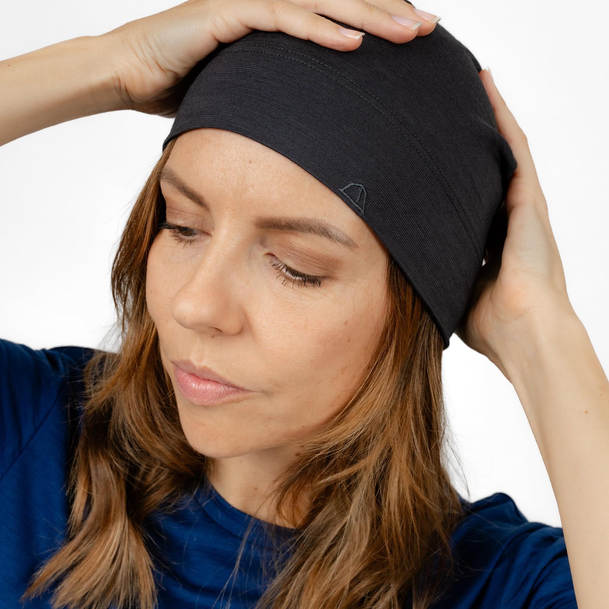 Weibliches Model Seitenansicht mit Merino Beanie Muetze von Tom Fyfe in Anthrazit 