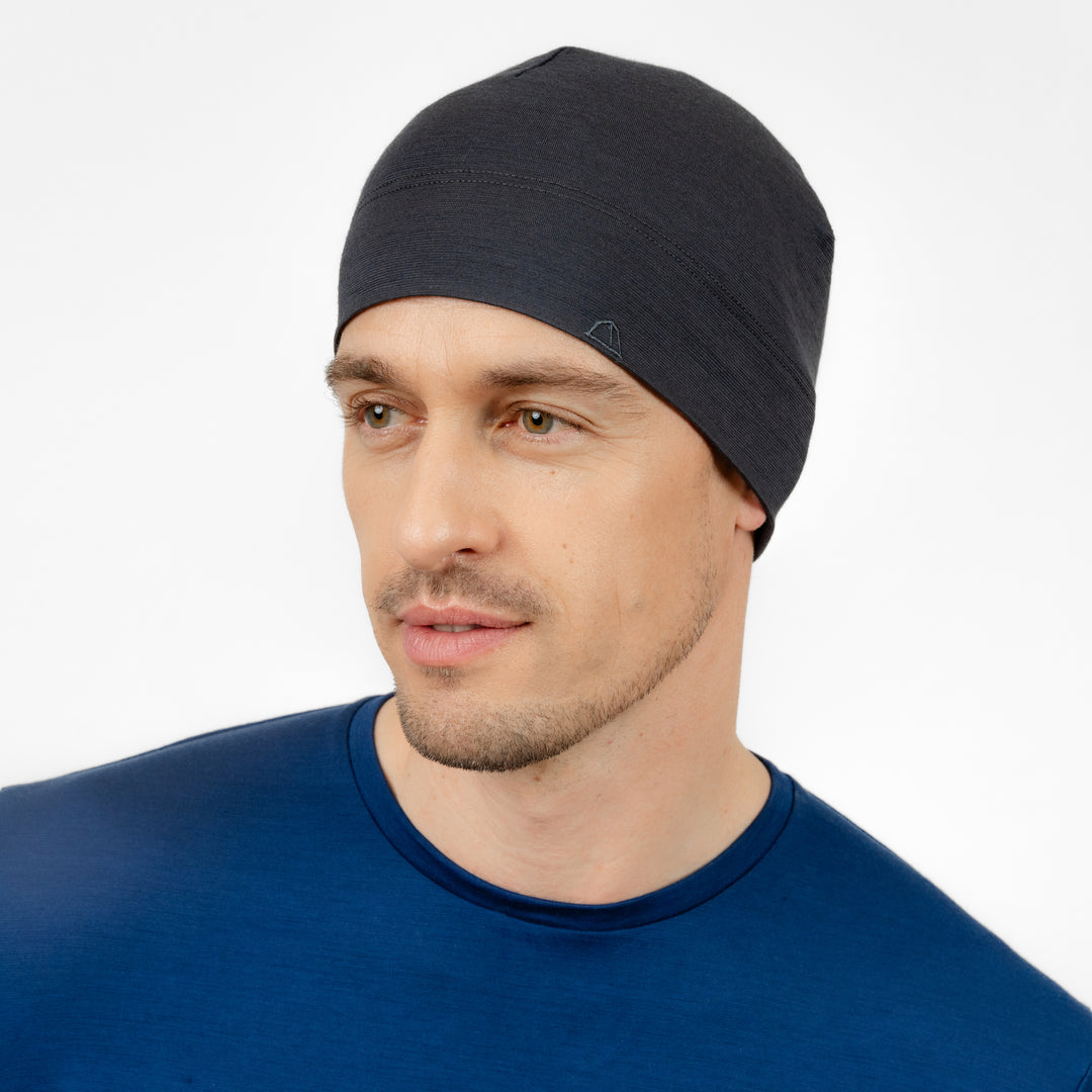 Männliches Model mit Merino Beanie Muetze von Tom Fyfe in Anthrazit #farbe_anthrazit