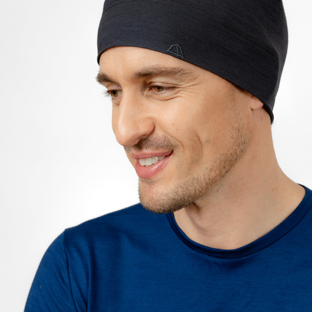 Männliches Model mit Merino Beanie Muetze von Tom Fyfe in Anthrazit #farbe_anthrazit