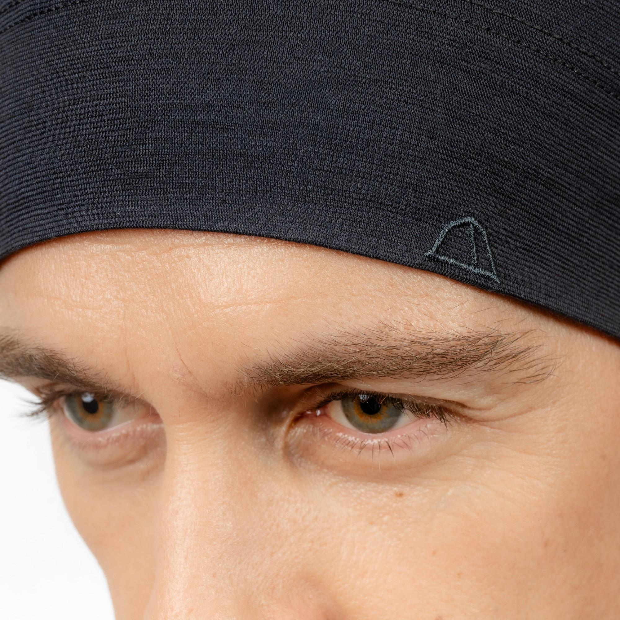 Männliches Model mit Merino Beanie Muetze Nahansicht von Tom Fyfe in Anthrazit 