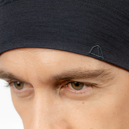 Männliches Model mit Merino Beanie Muetze Nahansicht von Tom Fyfe in Anthrazit 