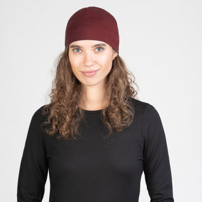 Tom Fyfe Merino Beanie in Burgundy, Vorderansicht 