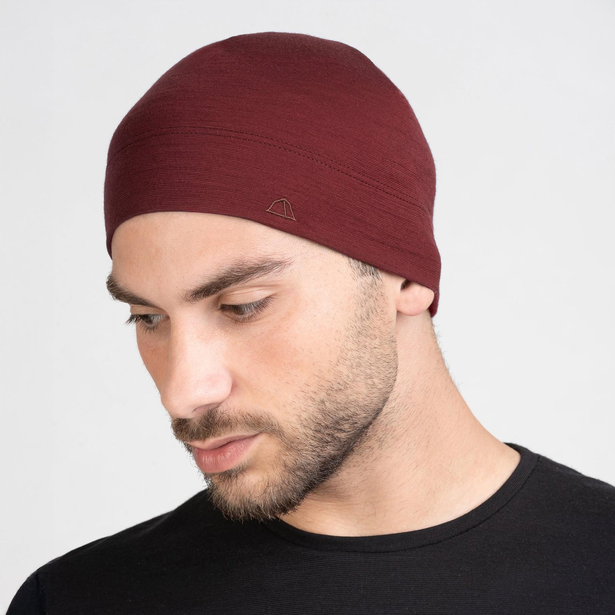 Tom Fyfe Merino Beanie in Burgundy, Nahaufnahme 