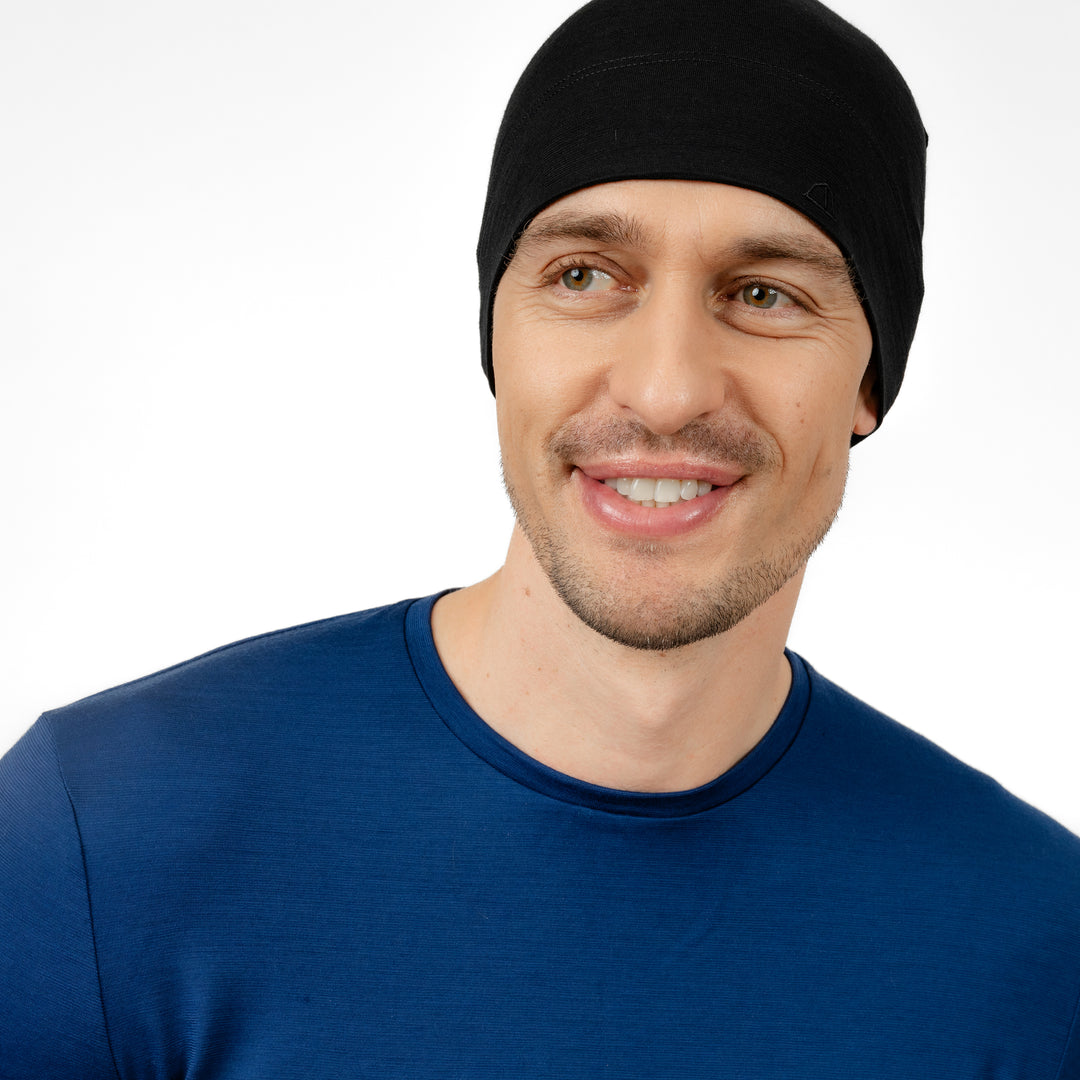 Männliches Model mit Merino Beanie Muetze von Tom Fyfe in Schwarz #farbe_schwarz