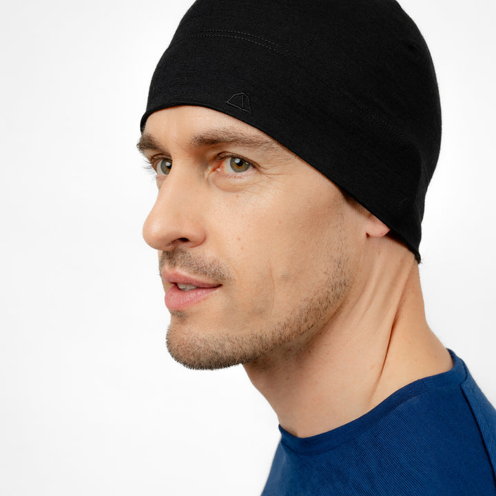 Männliches Model Seitenansicht mit Merino Beanie Muetze von Tom Fyfe in Schwarz #farbe_schwarz