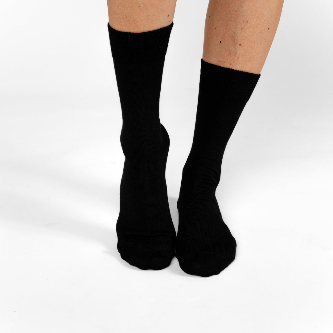 Merino Business Socken Frontansicht Frau von Tom Fyfe in Schwarz #farbe_schwarz