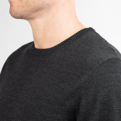 TOM FYFE Merino Herren Crewneck Rundhals-Pullover in Anthrazit, Materialdetail am Model 