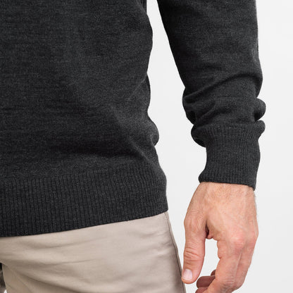 TOM FYFE Merino Herren Crewneck Rundhals-Pullover in Anthrazit, Detailaufnahme der Stoffstruktur am Model 