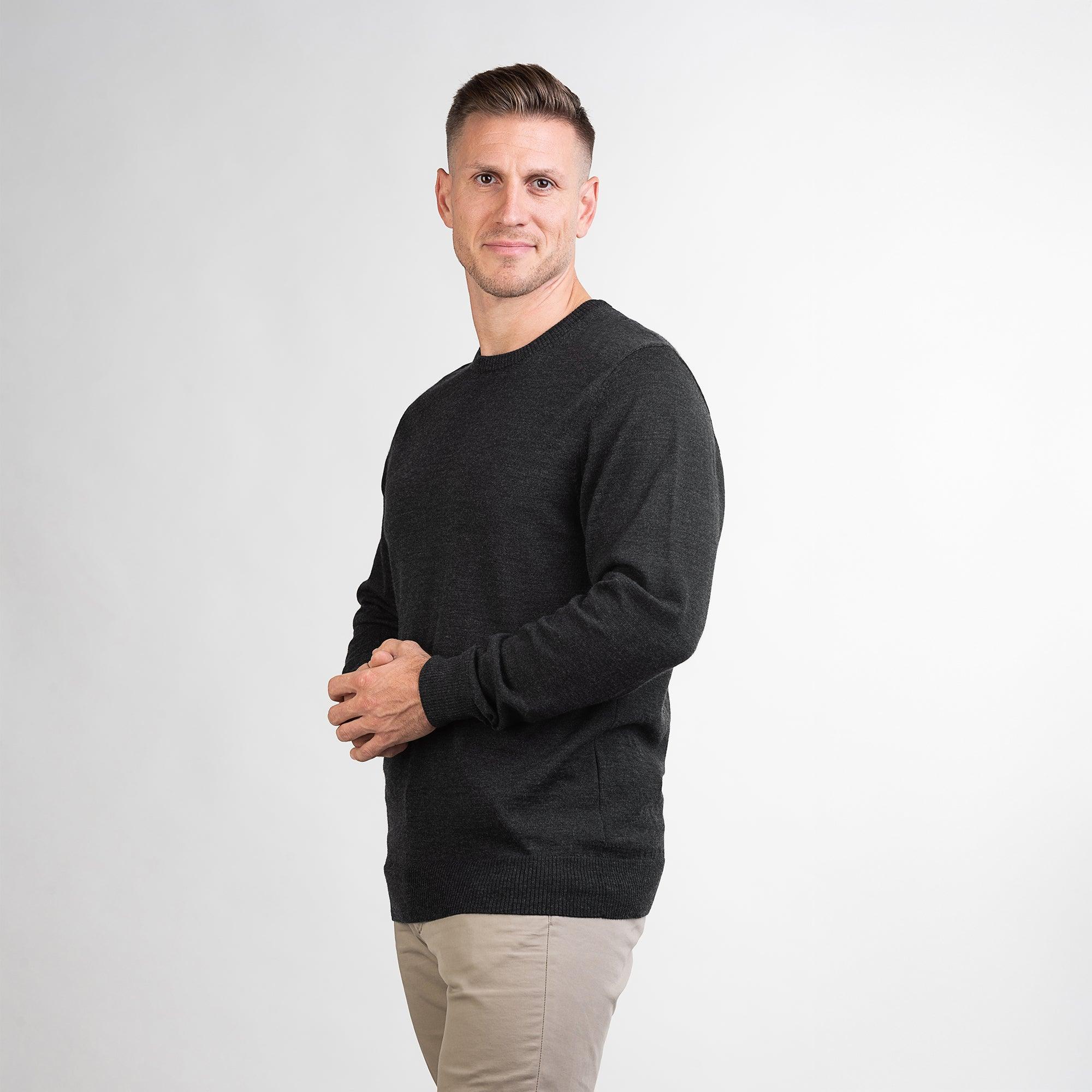 TOM FYFE Merino Herren Crewneck Rundhals-Pullover in Anthrazit, Seitenansicht 