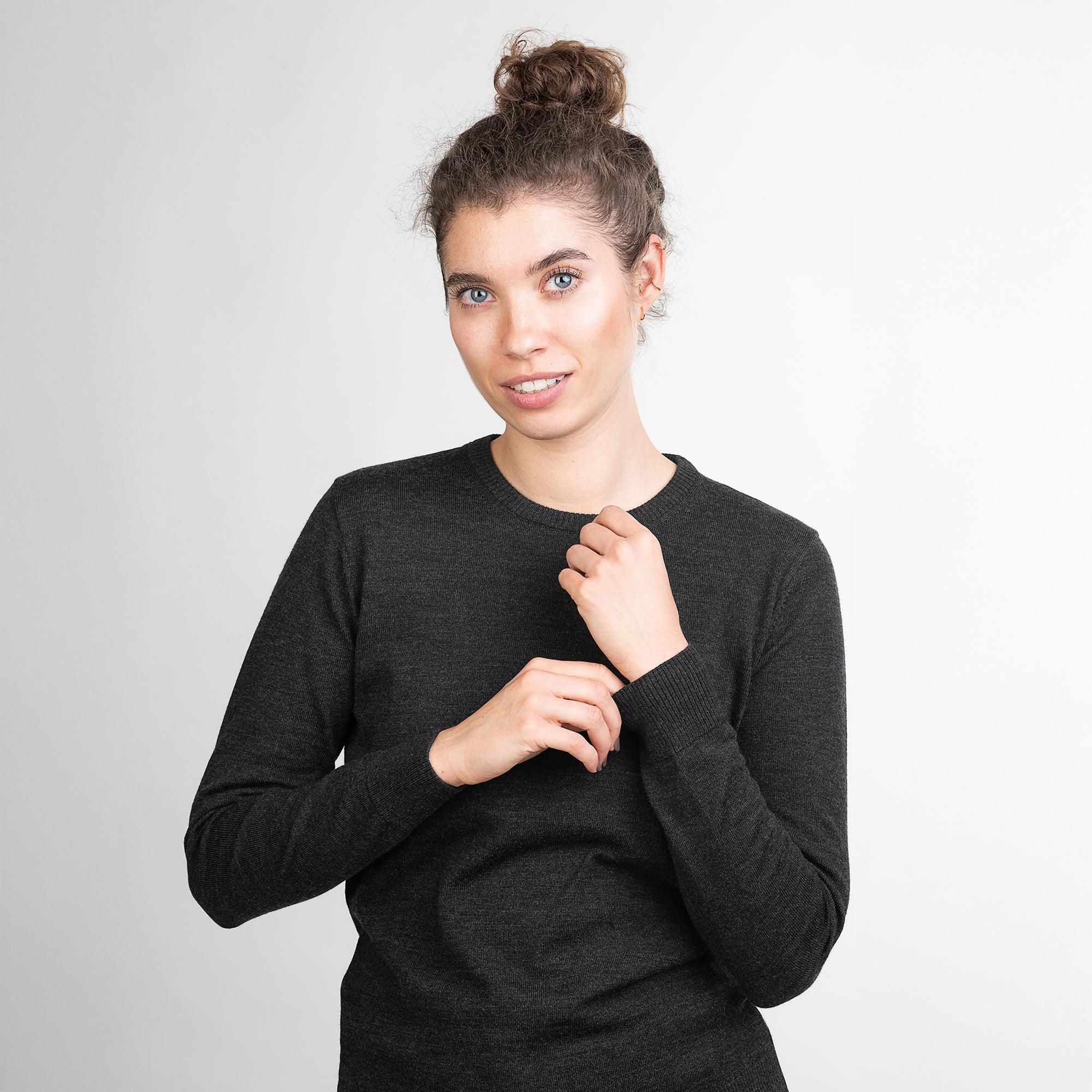 TOM FYFE Merino Damen Crewneck Rundhals-Pullover in Anthrazit, Nahaufnahme der Frontansicht 