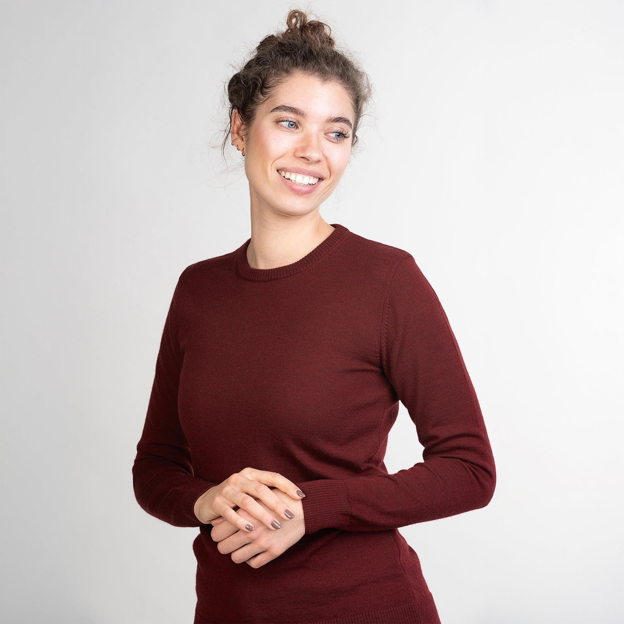 TOM FYFE Merino Damen Crewneck Rundhals-Pullover in Bordeaux, Nahaufnahme der Frontansicht 