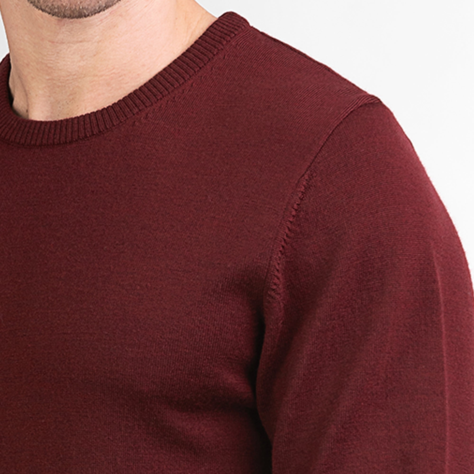 TOM FYFE Merino Herren Crewneck Rundhals-Pullover in Bordeaux, zweite Detailaufnahme der Stoffstruktur 