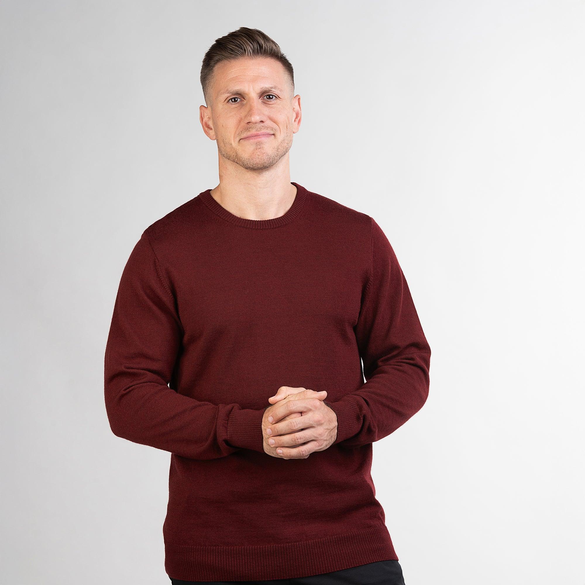 TOM FYFE Merino Herren Crewneck Rundhals-Pullover in Bordeaux, Nahaufnahme der Frontansicht 