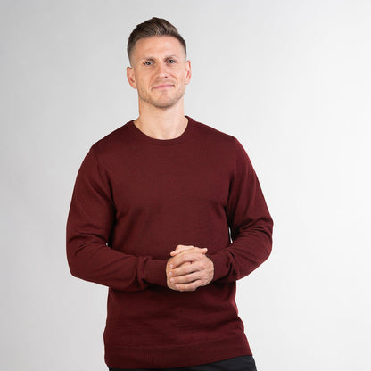 TOM FYFE Merino Herren Crewneck Rundhals-Pullover in Bordeaux, Nahaufnahme der Frontansicht 